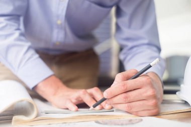 Planlar, mühendislik konsepti, mimari konsepti üzerine mimari proje çizen mühendis.