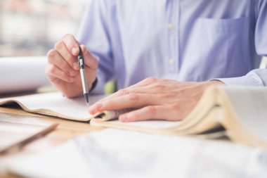 Planlar, mühendislik konsepti, mimari konsepti üzerine mimari proje çizen mühendis.