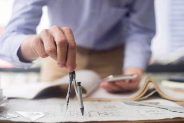 Planlar, mühendislik konsepti, mimari konsepti üzerine mimari proje çizen mühendis.