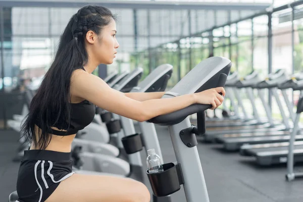 Mulher Fitness Treinamento Mostrando Exercícios Com Máquina Exercício Ginásio Conceito — Fotografia de Stock