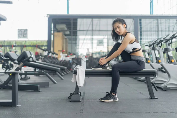 Fitness Kobieta Treningu Wiązanie Sznurowadła Buty Sportowe Koncepcja Sportu — Zdjęcie stockowe