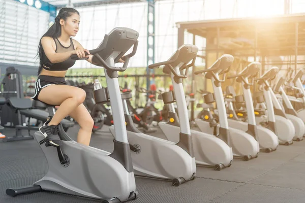 Jimnastik, spor konsepti, spor konsepti ve spor makinesiyle egzersiz yapan kadın.