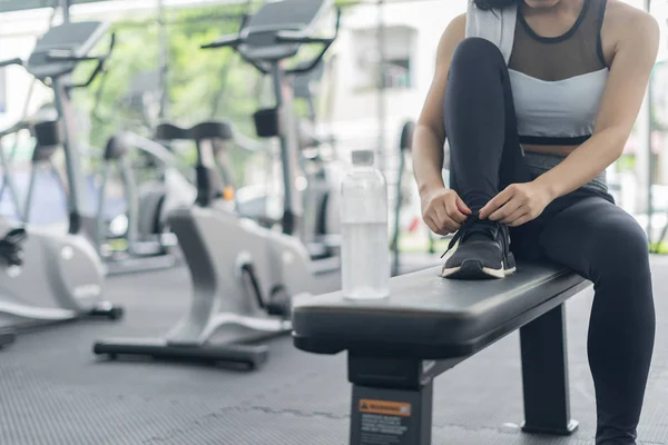 Mujer Fitness Entrenamiento Atando Cordones Zapatos Deportivos Concepto Deportivo — Foto de Stock