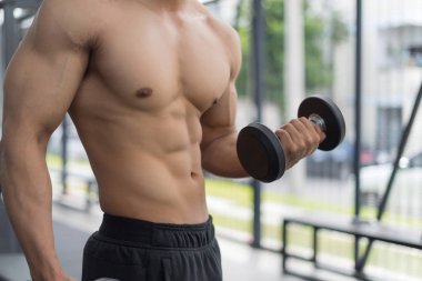 Spor salonundaki halterler, spor konsepti, spor konsepti, spor salonundaki halterlerle egzersizleri gösteriyor.