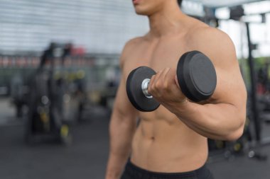 Spor salonundaki halterler, spor konsepti, spor konsepti, spor salonundaki halterlerle egzersizleri gösteriyor.