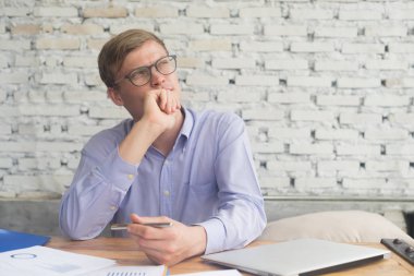 Akıllı iş adamı ofiste dizüstü bilgisayarla çalışır, iş konsepti