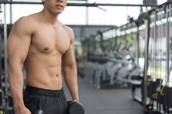 Homem Fitness Treinamento Mostrando Exercícios Com Halteres Ginásio Conceito Fitness — Fotografia de Stock
