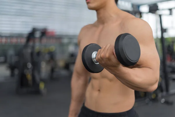 Homem Fitness Treinamento Mostrando Exercícios Com Halteres Ginásio Conceito Fitness — Fotografia de Stock