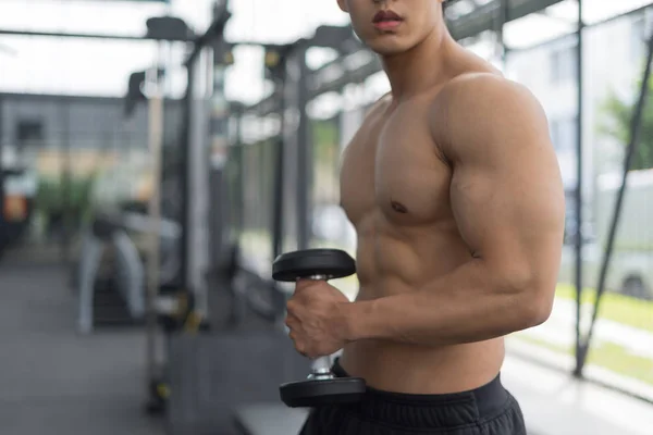 Homem Fitness Treinamento Mostrando Exercícios Com Halteres Ginásio Conceito Fitness — Fotografia de Stock