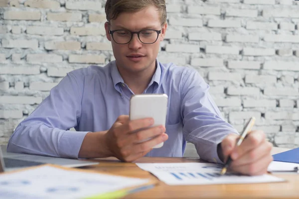 Inteligentny Biznesmen Pracujący Smartfonem Biurze Koncepcja Biznesu — Zdjęcie stockowe