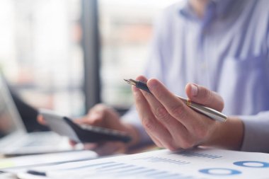 Akıllı iş adamı toplantı odasında tartışıyor, iş konsepti