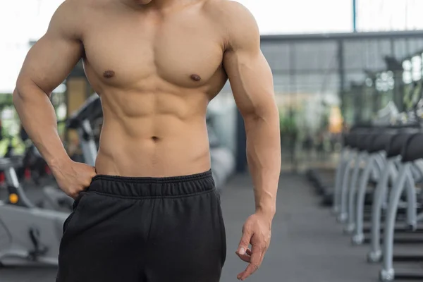 Hombre Fitness Mostrando Cuerpo Muscular Gimnasio Concepto Fitness Concepto Deporte — Foto de Stock