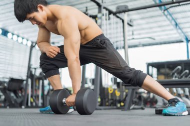 Spor salonundaki halterler, spor konsepti, spor konsepti, spor salonundaki halterlerle egzersizleri gösteriyor.