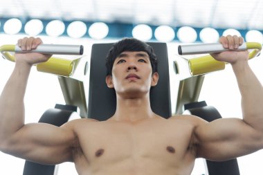 Jimnastik, spor konsepti, spor konsepti gibi spor aletleriyle egzersiz yapan sporcu.