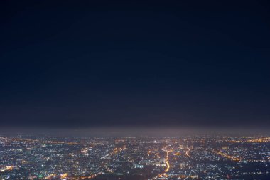 Işık, Bokeh şehrinin gece gökyüzünde birçok yıldızlı manzarası, bulanık arka plan konsepti