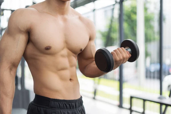 Homem Fitness Treinamento Mostrando Exercícios Com Halteres Ginásio Conceito Fitness — Fotografia de Stock