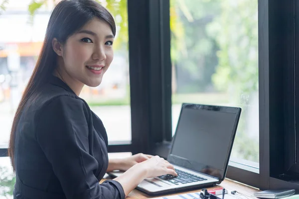 Σύγχρονη Γυναίκα Των Επιχειρήσεων Που Εργάζονται Φορητό Υπολογιστή Στο Γραφείο — Φωτογραφία Αρχείου