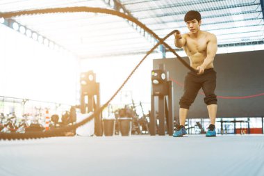 Spor salonundaki antrenman halatı, spor konsepti, spor konsepti ve spor ipiyle egzersizleri gösteriyor.