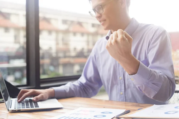 Inteligentny Biznesmen Bronią Górze Świętując Sukces Pracy Koncepcja Sukcesu — Zdjęcie stockowe