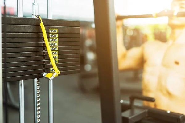 Homem Fitness Treinamento Mostrando Exercícios Com Máquina Exercício Ginásio Conceito — Fotografia de Stock