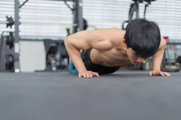 Homem Fitness Mostrando Exercícios Push Ginásio Conceito Fitness Conceito Esporte — Fotografia de Stock