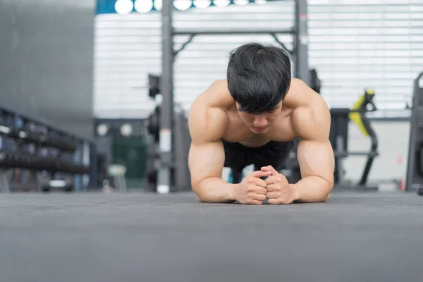 Homem Fitness Mostrando Exercícios Push Ginásio Conceito Fitness Conceito Esporte — Fotografia de Stock