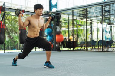 Spor salonundaki ağırlık kaldırma egzersizleri, spor konsepti, spor konsepti.