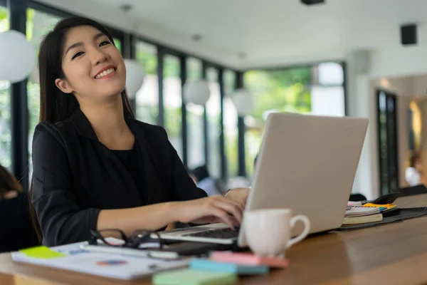 Glad Leende Kvinna Tittar Kameran Sitter Café — Stockfoto