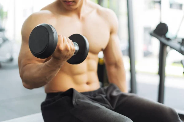 Homem Fitness Treinamento Mostrando Exercícios Com Halteres Ginásio Conceito Fitness — Fotografia de Stock