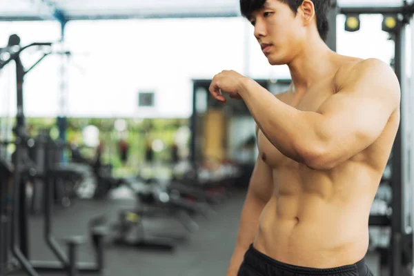 남자는 근육질의 신체를 개념으로 나타낸다 — 스톡 사진