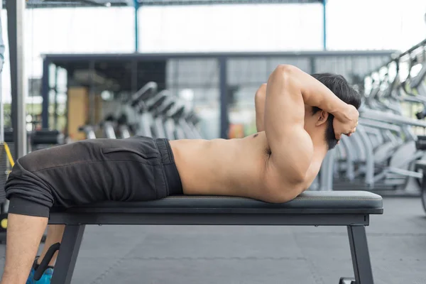 Homem Fitness Mostrando Sentar Exercícios Ginásio Conceito Fitness Conceito Esporte — Fotografia de Stock