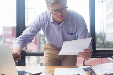 Akıllı iş adamı toplantı odasında tartışıyor, iş konsepti