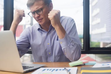 İş yerindeki akıllı iş adamı yorgun ve endişeli. İş konsepti.