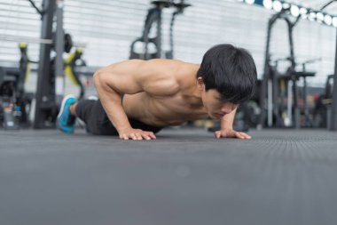 Spor salonu, spor konsepti, spor konsepti, spor salonu egzersizleri gösteren fitness adamı.