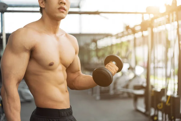 Homem Fitness Treinamento Mostrando Exercícios Com Halteres Ginásio Conceito Fitness — Fotografia de Stock