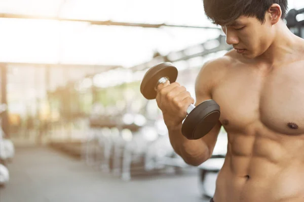 Homem Fitness Treinamento Mostrando Exercícios Com Halteres Ginásio Conceito Fitness — Fotografia de Stock