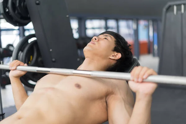 Homem Fitness Treinamento Mostrando Exercícios Com Sinos Ginásio Conceito Fitness — Fotografia de Stock