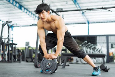 Spor salonundaki ağırlık kaldırma egzersizleri, spor konsepti, spor konsepti.