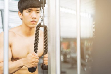 Jimnastik, spor konsepti, spor konsepti gibi spor aletleriyle egzersiz yapan sporcu.