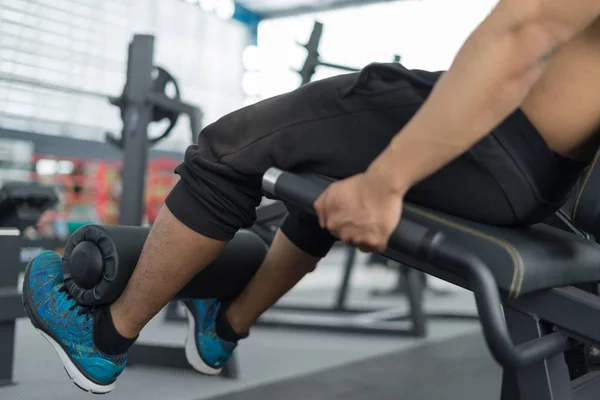 Homem Fitness Treinamento Mostrando Exercícios Com Máquina Exercício Ginásio Conceito — Fotografia de Stock