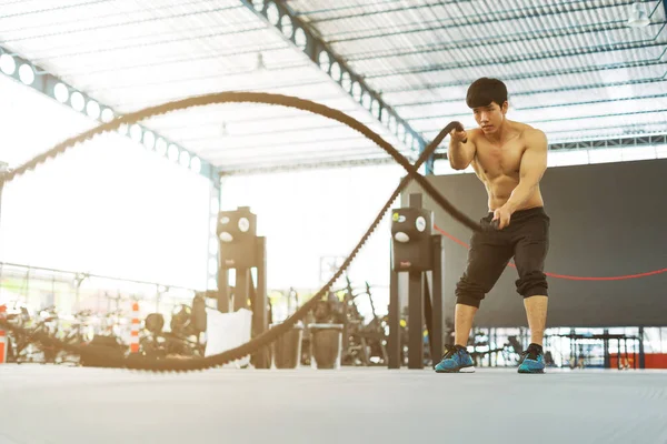 Homem Fitness Treinamento Mostrando Exercícios Com Corda Batalha Ginásio Conceito — Fotografia de Stock