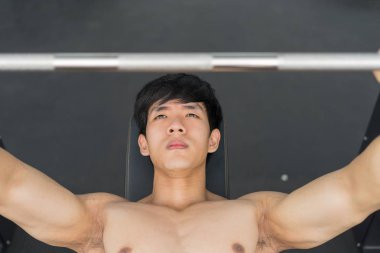 Spor salonundaki ağırlık kaldırma egzersizleri, spor konsepti, spor konsepti.