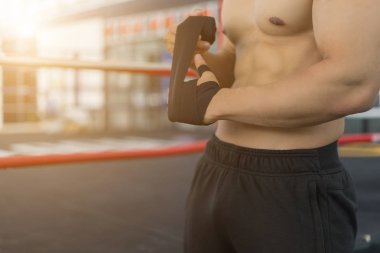 Eğitimdeki fitness adamı spor eldivenlerini, spor konseptini, spor konseptini