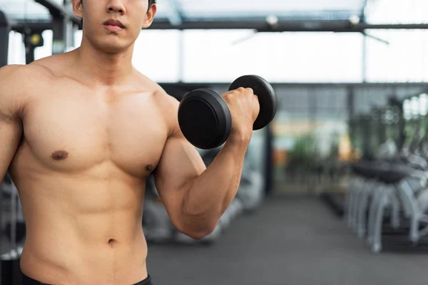 Homem Fitness Treinamento Mostrando Exercícios Com Halteres Ginásio Conceito Fitness — Fotografia de Stock