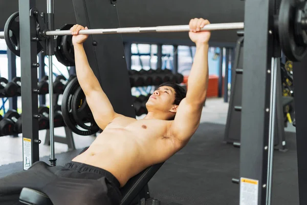 Homem Fitness Treinamento Mostrando Exercícios Com Sinos Ginásio Conceito Fitness — Fotografia de Stock