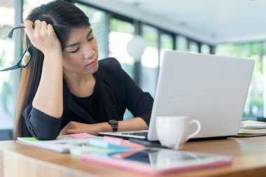 İş yerindeki modern iş kadını yorgun ve endişeli, iş kavramı