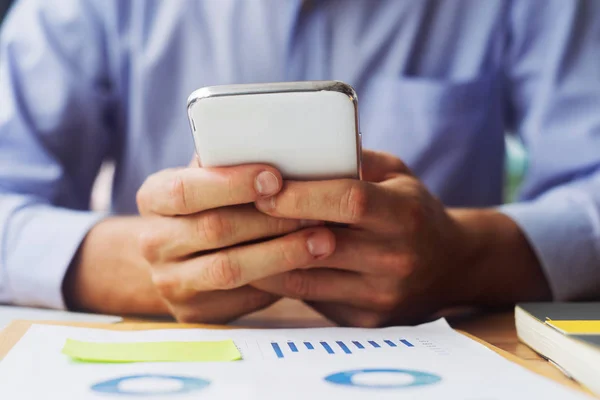 Ofiste akıllı telefonla çalışan modern iş kadını, iş konsepti