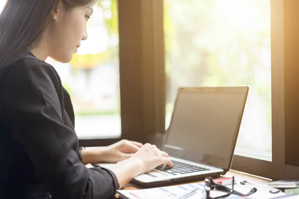 Moderne Geschäftsfrau Arbeitet Mit Laptop Büro Geschäftskonzept — Stockfoto