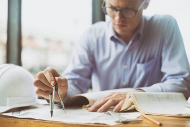 Planlar, mühendislik konsepti, mimari konsepti üzerine mimari proje çizen mühendis.
