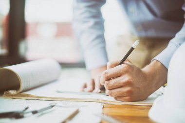 Planlar, mühendislik konsepti, mimari konsepti üzerine mimari proje çizen mühendis.